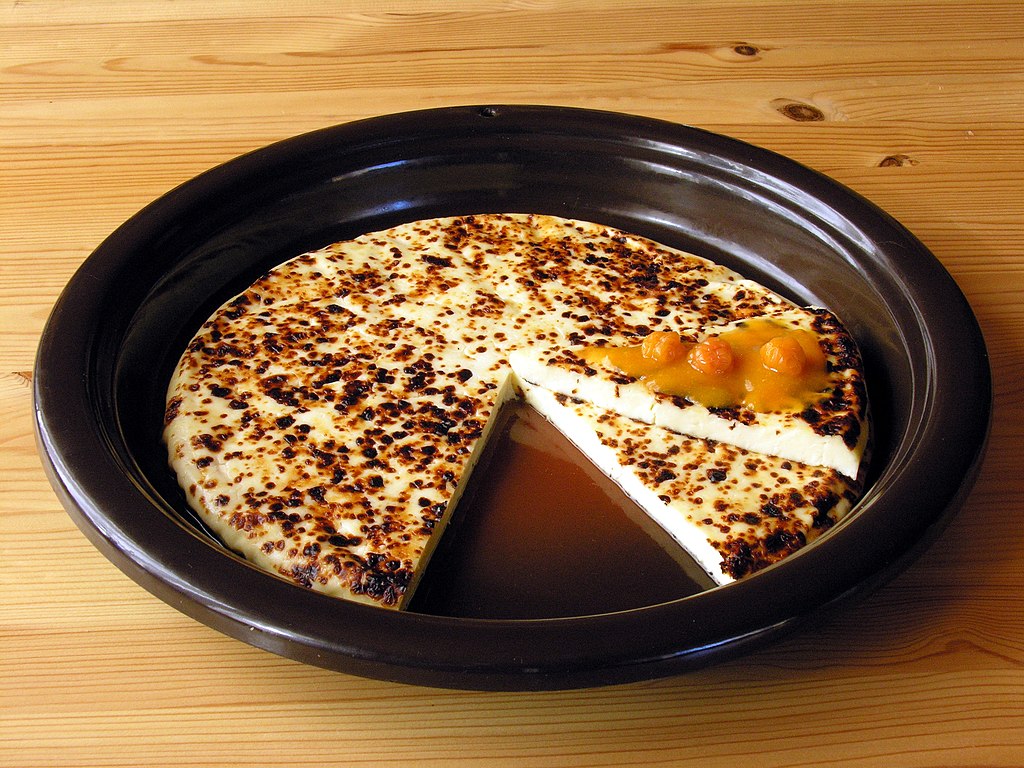 Leipaäjuusto with cloudberry jam